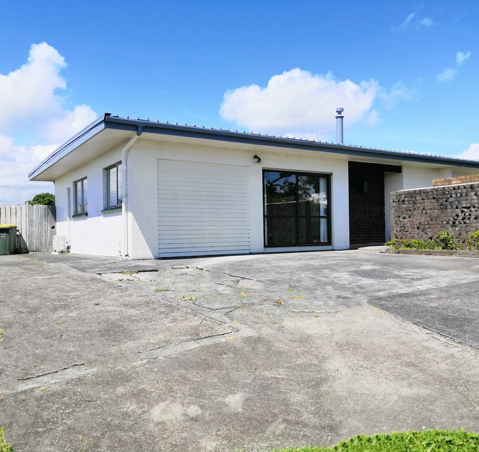 Three bedrooms, one living room, and one bathroom
