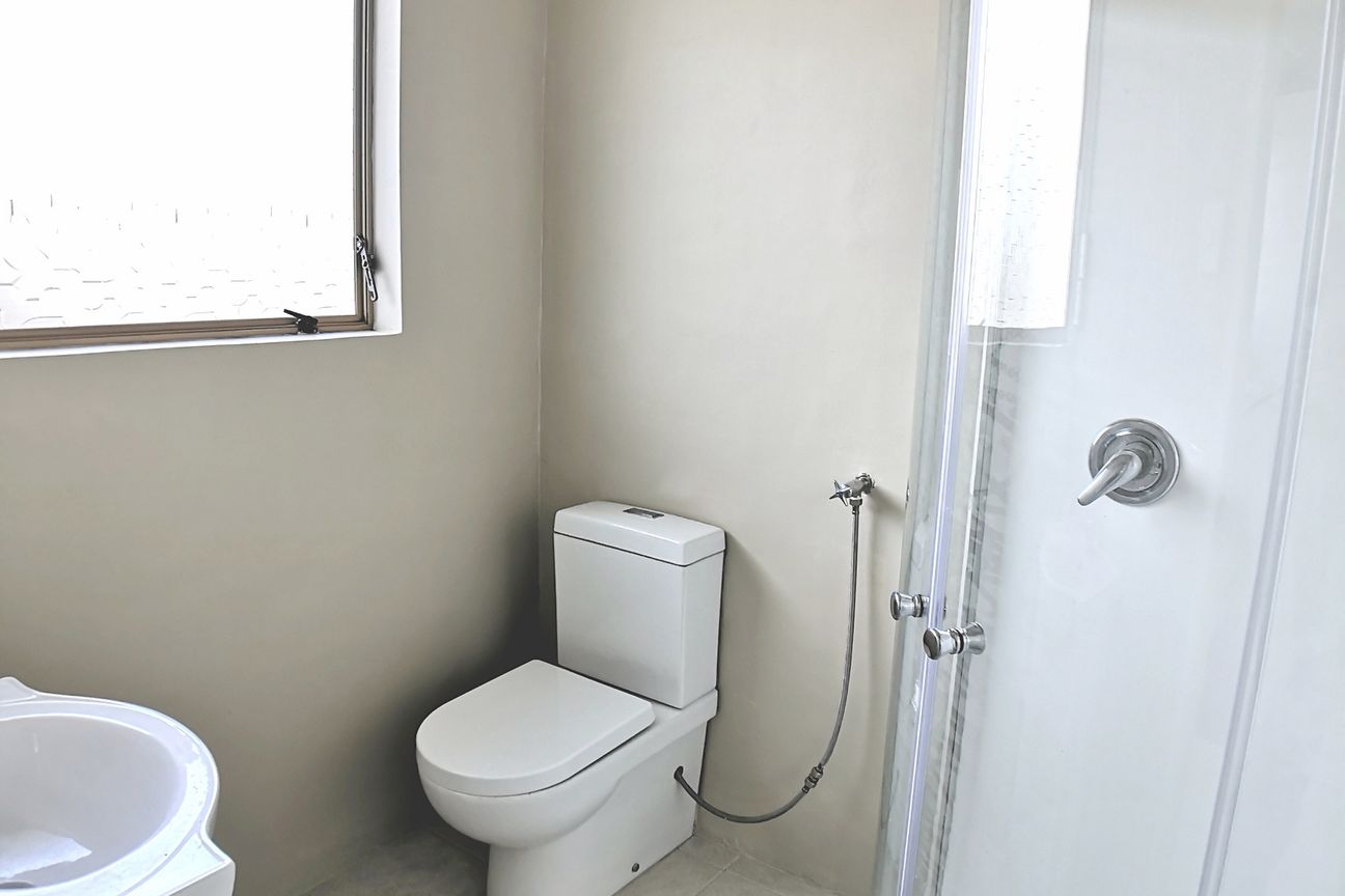 Three bedrooms, one living room, and one bathroom - Vista 4