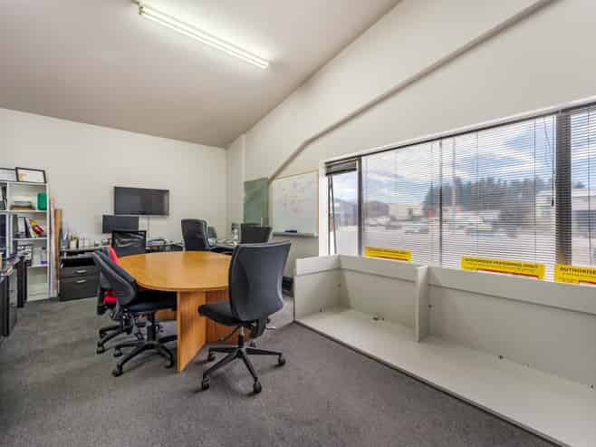 Strategic Investment with Mixed Use Flexibility