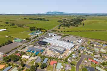 Workshop with extensive yard and gantry