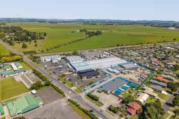 Workshop with extensive yard and gantry