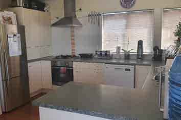 2/227 Sunset Road, Sunnynook