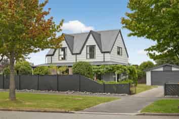 70 Solomon Avenue, Redwood