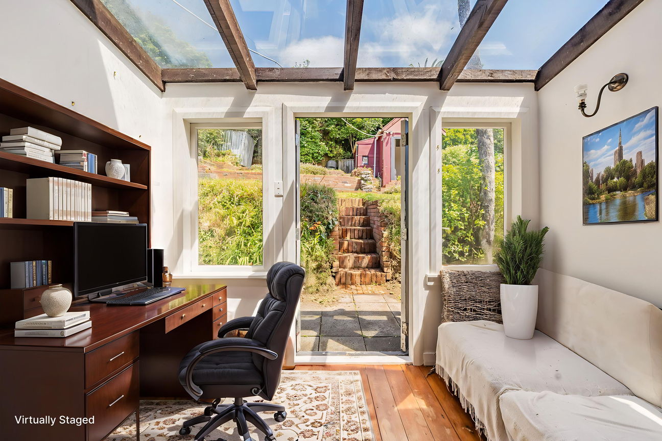 Opportunity Awaits in Central Karori - Más