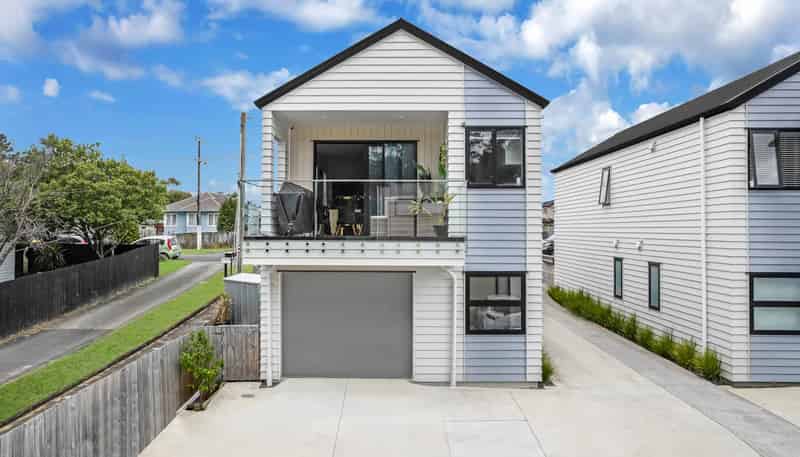 2/42 Woodside Road, Massey