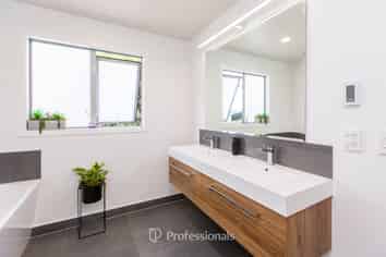 111 Kirton Drive, Riverstone Terraces