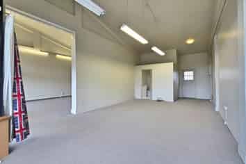 Boutique Retail / Office with extra Storage