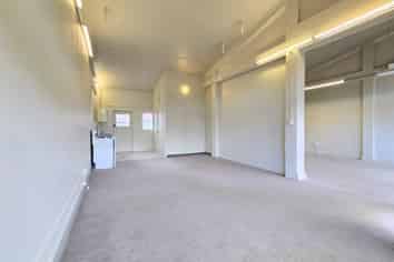 Boutique Retail / Office with extra Storage