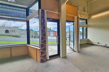 Boutique Retail / Office with extra Storage