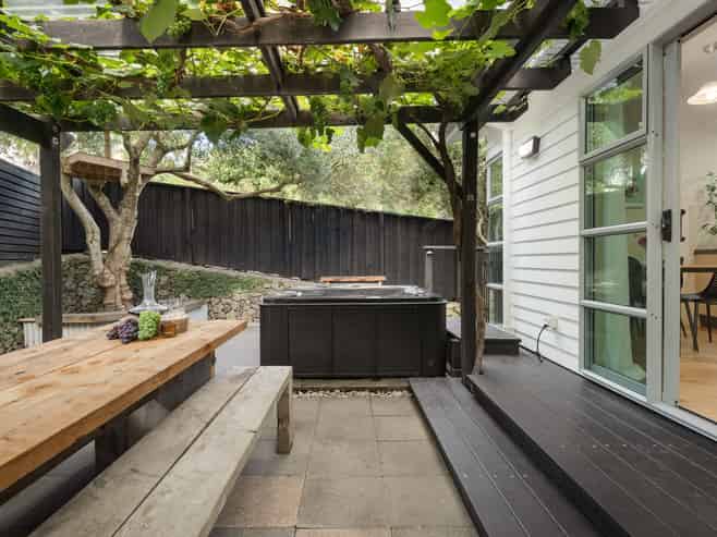 111 Bell Street, Judea