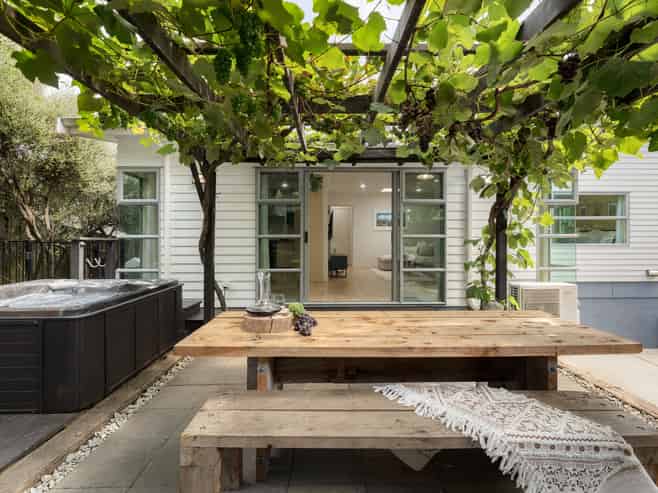 111 Bell Street, Judea