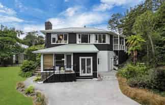 32 Derwent Crescent, Titirangi