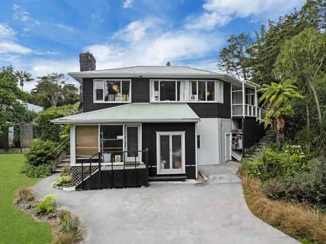 32 Derwent Crescent, Titirangi