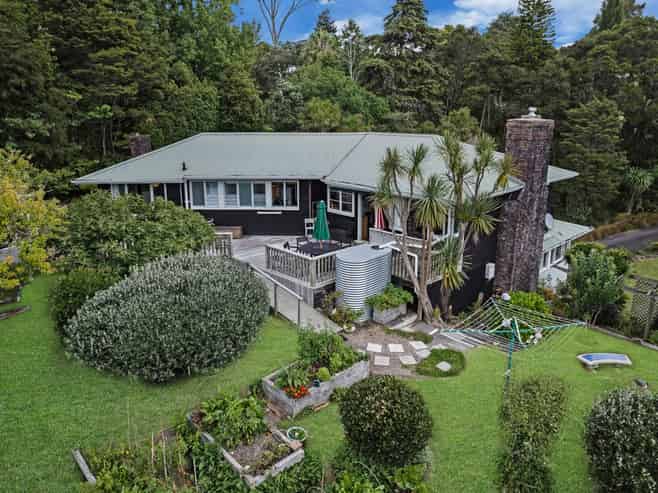 32 Derwent Crescent, Titirangi