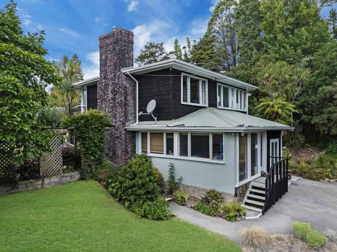 32 Derwent Crescent, Titirangi