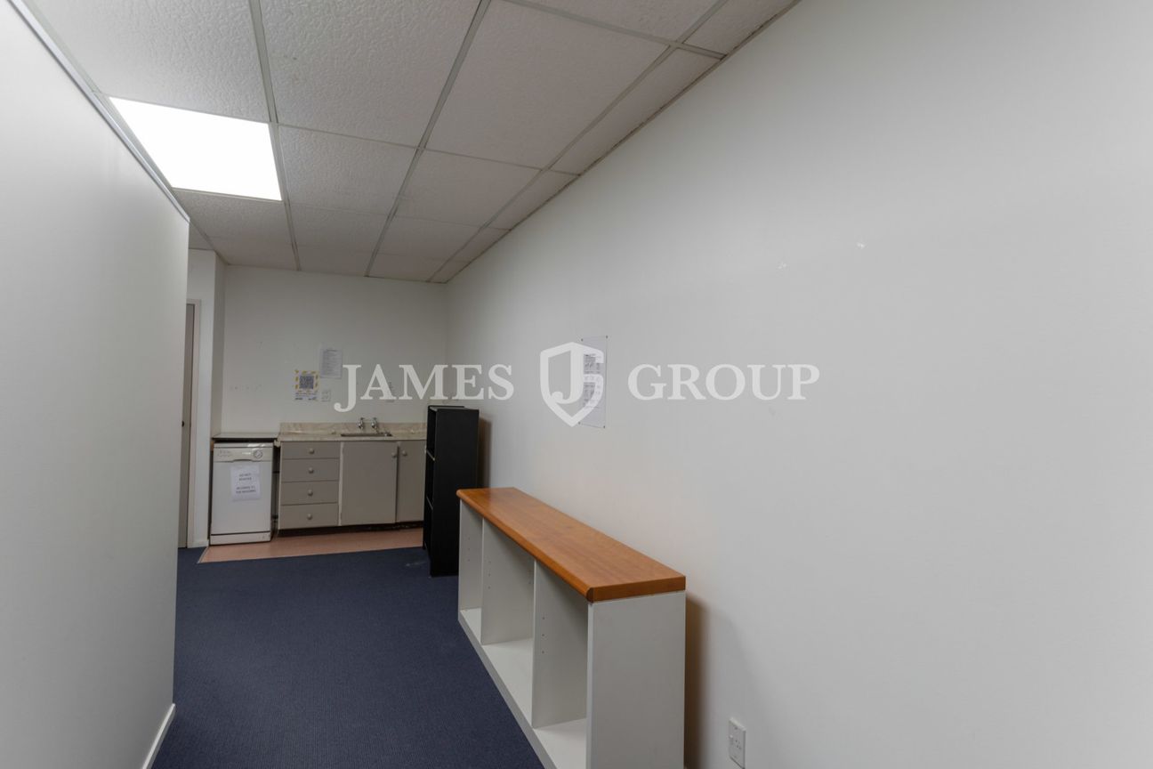 FULLY FITTED OFFICE – MOVE-IN READY - Więcej