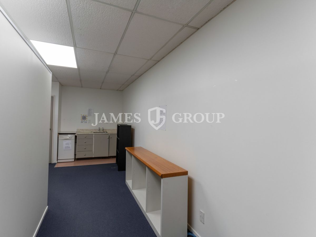 FULLY FITTED OFFICE – MOVE-IN READY - Mehr