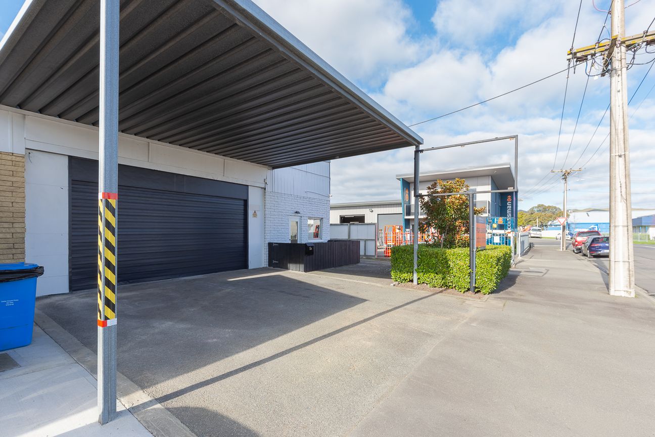 Industrial Warehouse with Drive-Through & Canopy - Aanzicht 3