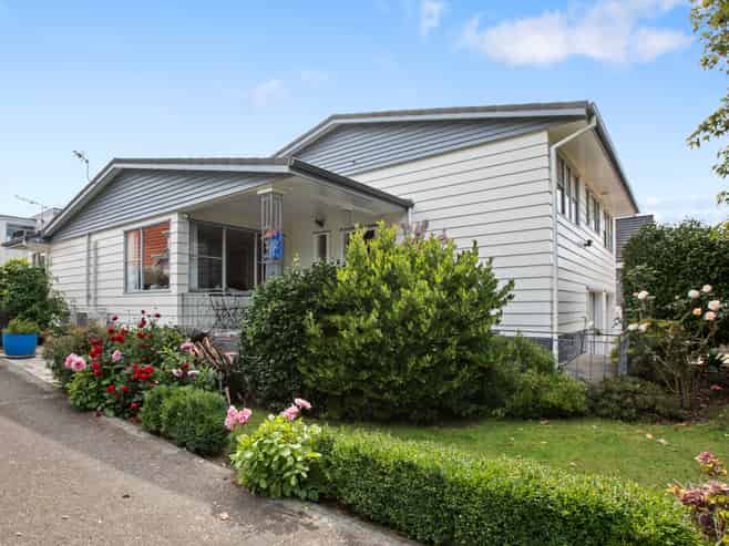 71 Queens Grove, Hutt Central