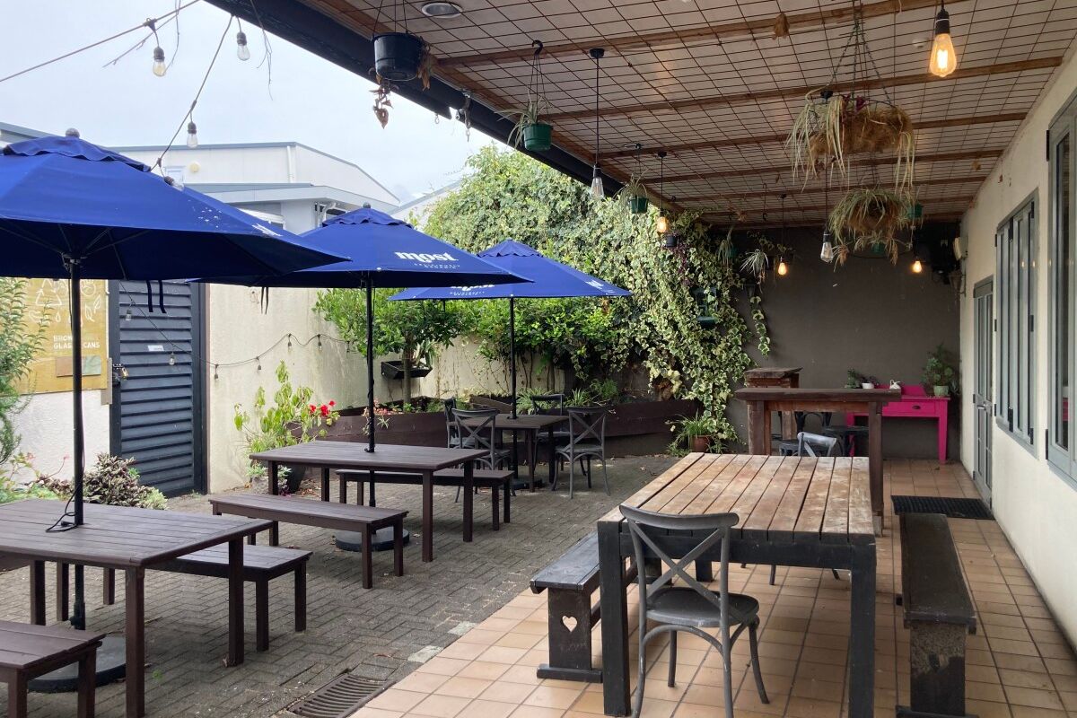 Ex Two Birds Café in Hamilton East Shopping Centre - Mehr