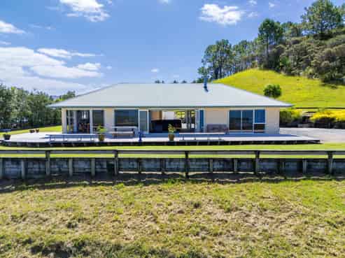 123 Toetoe Road, Otaika