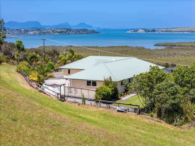 123 Toetoe Road, Otaika