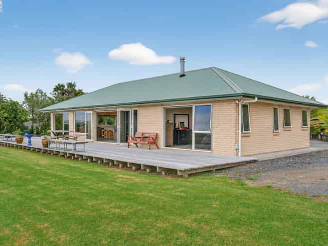 123 Toetoe Road, Otaika