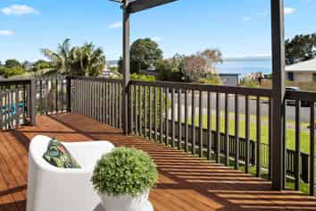 11 Crispe Road, Clarks Beach