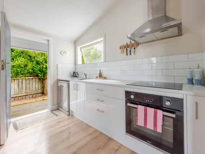 305 Frederick Street West, Mahora