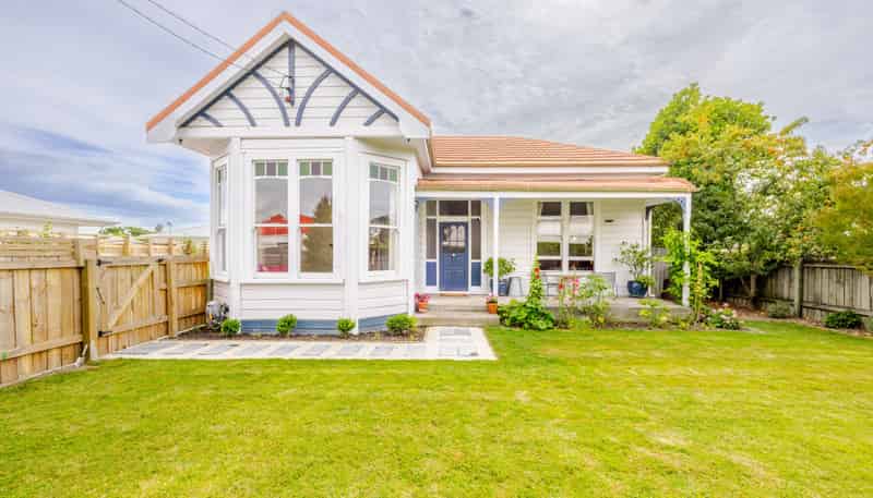 305 Frederick Street West, Mahora