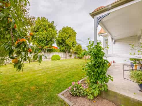 305 Frederick Street West, Mahora