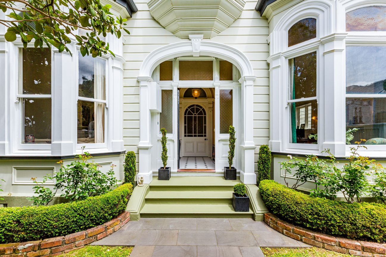 EXCEPTIONAL FAMILY HOME-LUXURY CITY-FRINGE LIVING - Vista 2