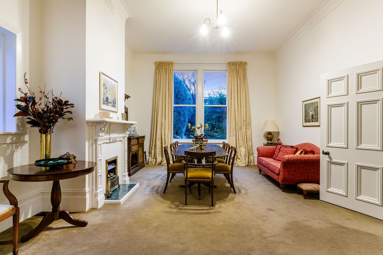 EXCEPTIONAL FAMILY HOME-LUXURY CITY-FRINGE LIVING - Altro