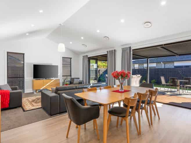 61 Queen Charlotte Drive, Aotea