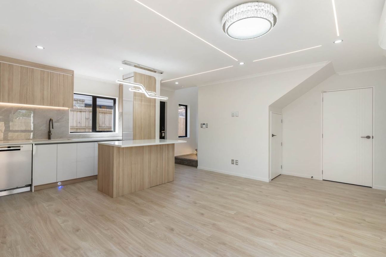 Brand new and Bold! Separate Living - Altro