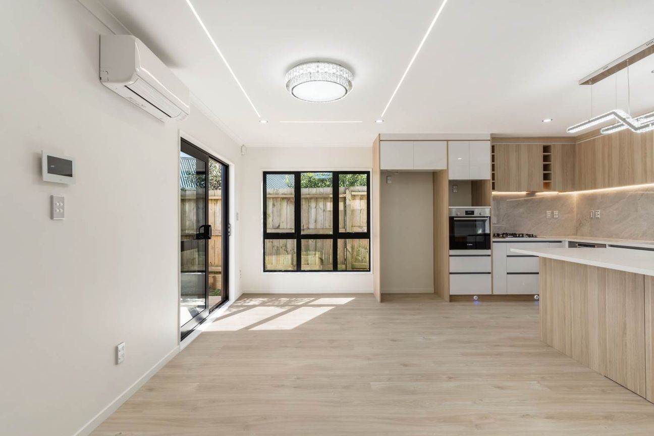 Brand new and Bold! Separate Living - Vista 6
