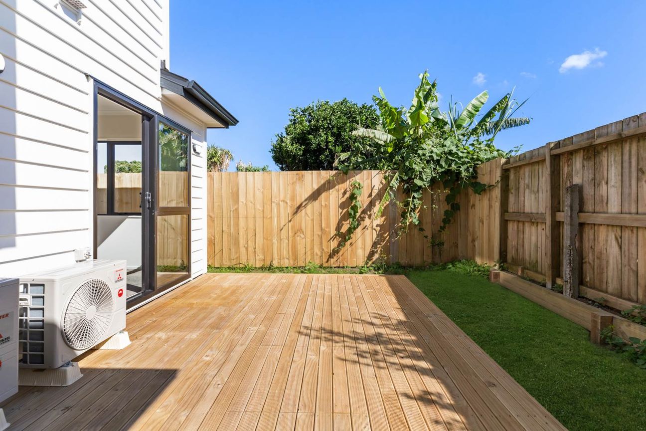 Brand new and Bold! Separate Living - Vista 2