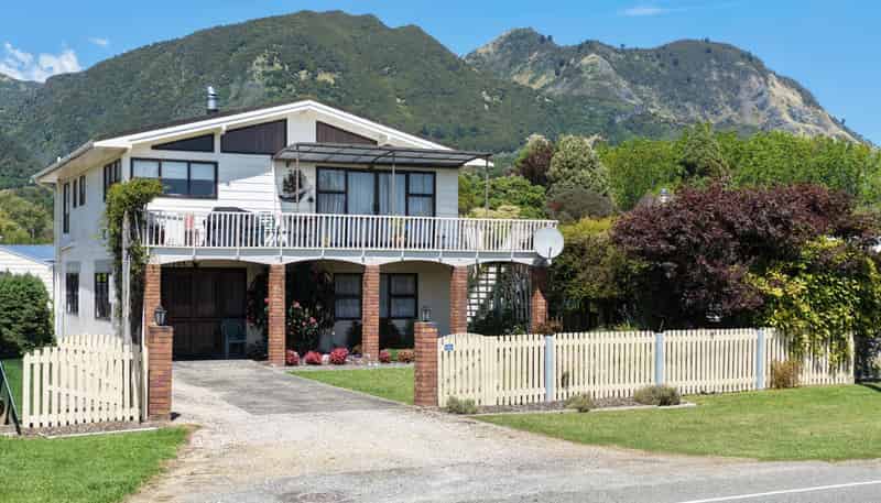 616 Abel Tasman Drive, Clifton