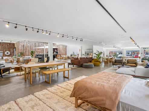 OUTSTANDING PRIME RETAIL / SHOWROOM
