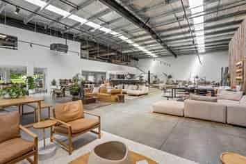 OUTSTANDING PRIME RETAIL / SHOWROOM
