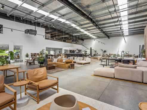 OUTSTANDING PRIME RETAIL / SHOWROOM

