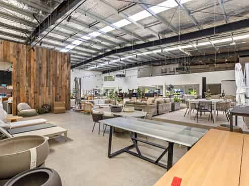 OUTSTANDING PRIME RETAIL / SHOWROOM
