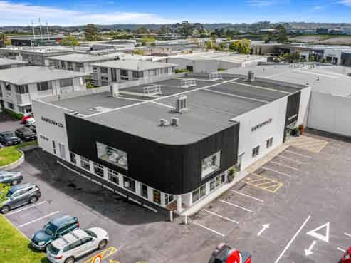 OUTSTANDING PRIME RETAIL / SHOWROOM
