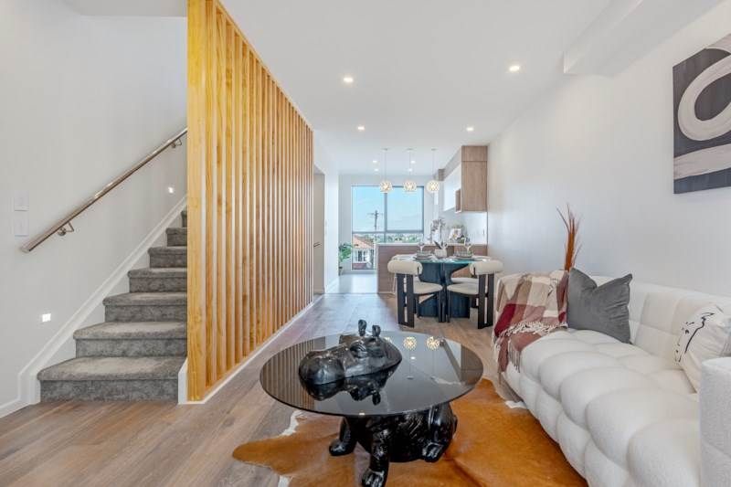 Urgent - Vendor Says Sell! 4 freehold homes remain - Więcej