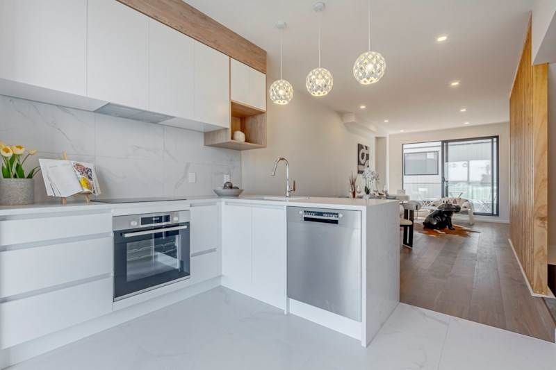Urgent - Vendor Says Sell! 4 freehold homes remain - Bild 3