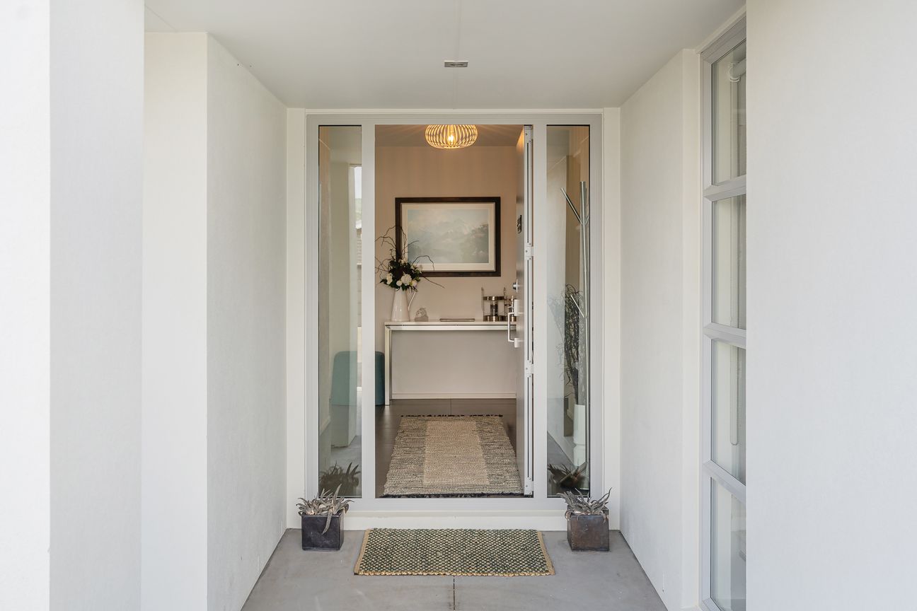 Space and Style in a Premier Waterways Home - Bild 3