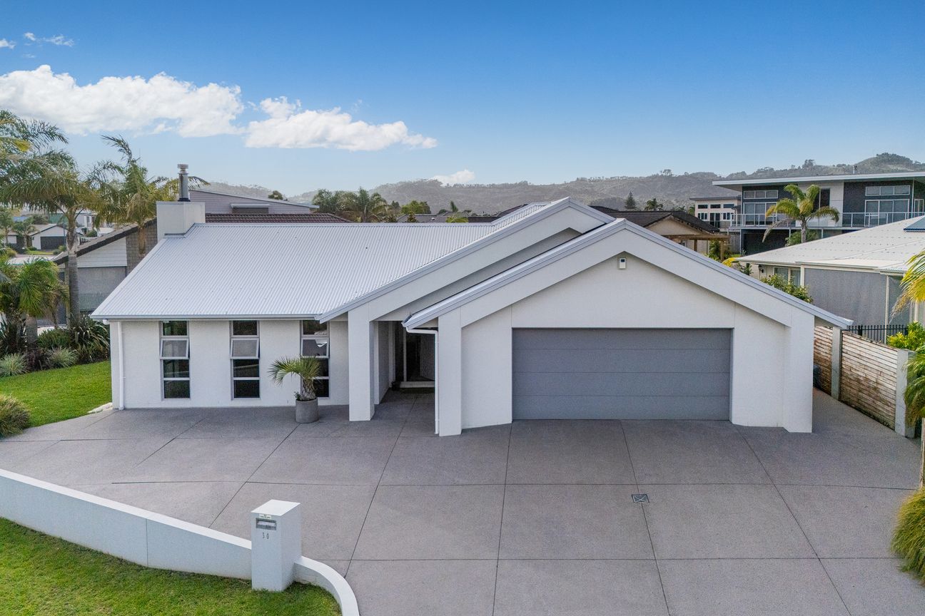 Space and Style in a Premier Waterways Home - Bild 2