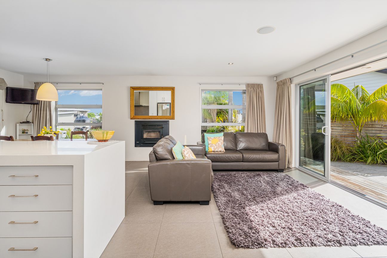 Space and Style in a Premier Waterways Home - Fler