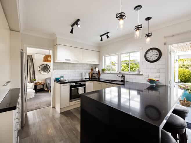 992 River Road, Queenwood