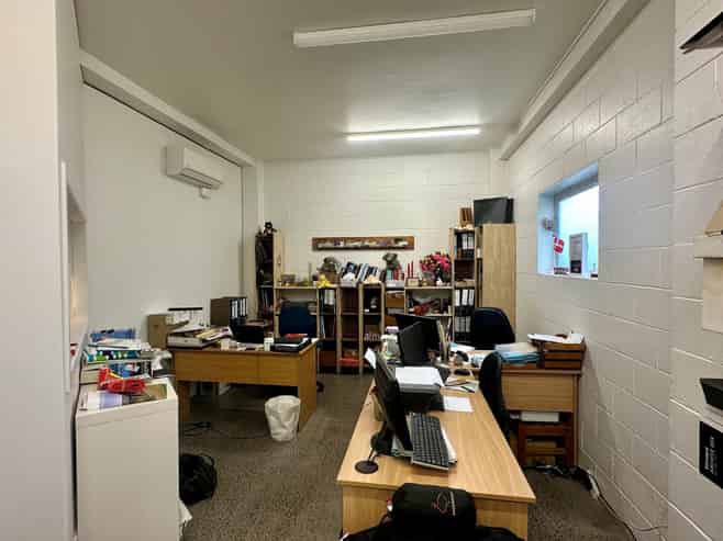 Kingsland showroom with roller door access